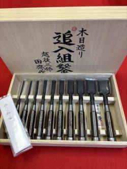 新品未使用　越後三条　鑿鍛治・田齋作　【四ッ裏10本追入組鑿　木目造り　紫檀柄　桐箱付】　※希少・四ツ裏　田斎の鑿
