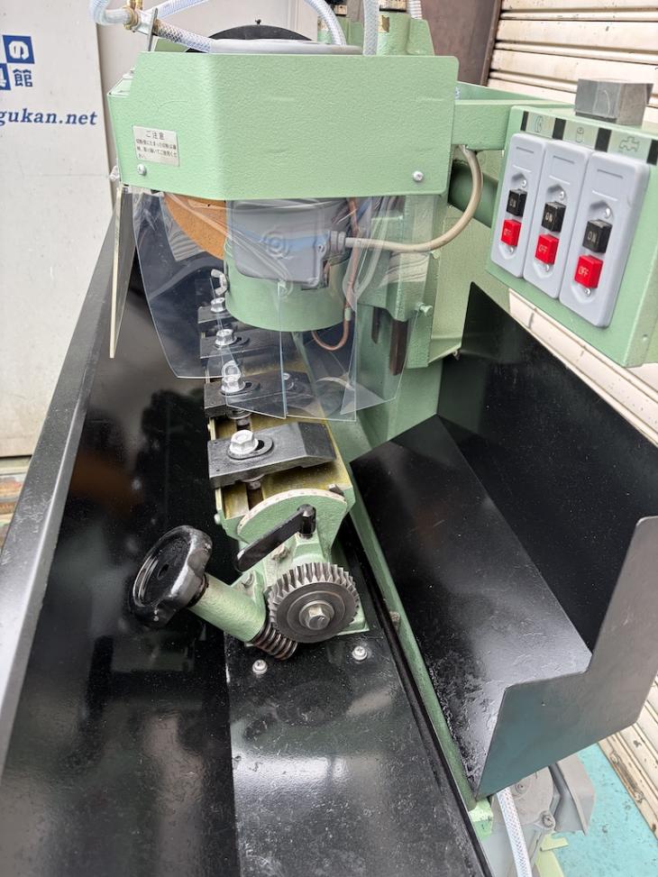 日立工機　中古　刃物研磨機　UR-500A　チューブ・スタンドライト・カーテン・スプラッシュガード交換済み