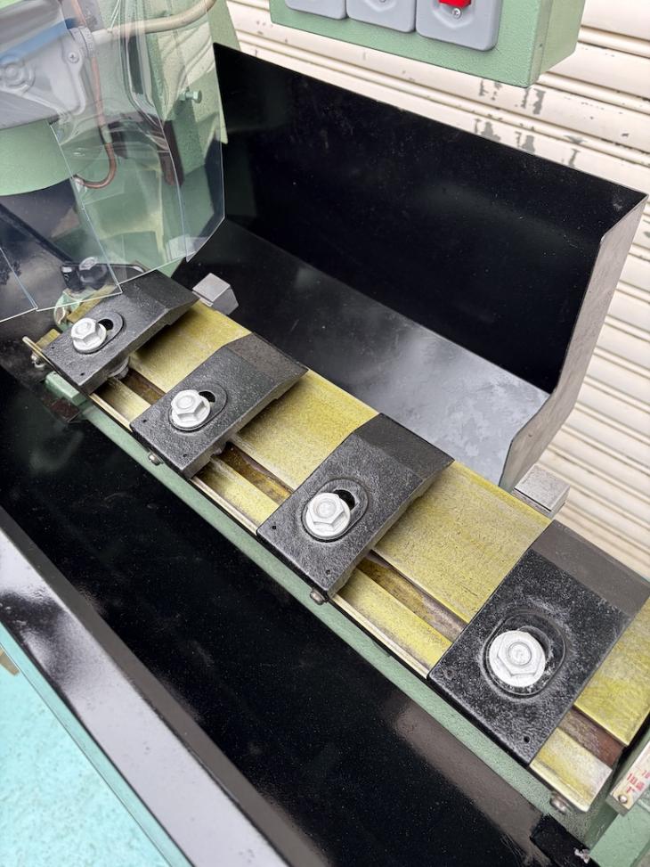 日立工機　中古　刃物研磨機　UR-500A　チューブ・スタンドライト・カーテン・スプラッシュガード交換済み